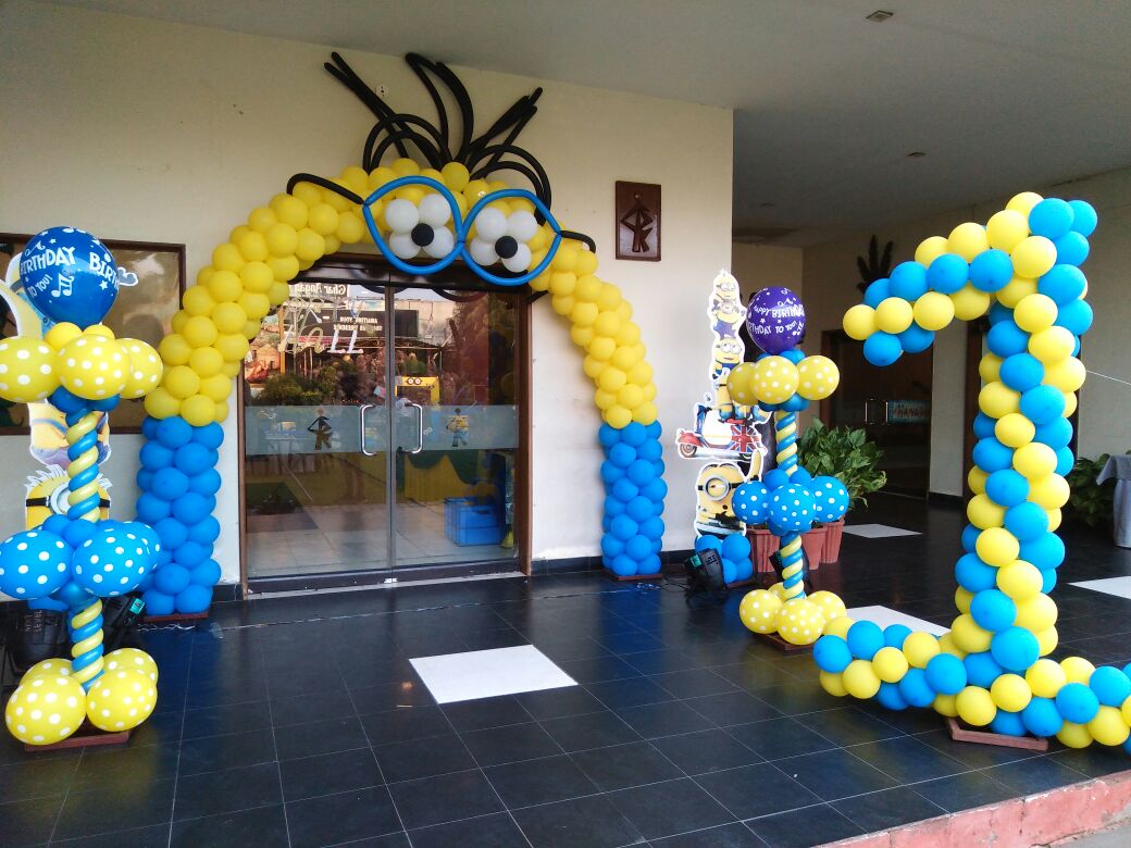Entrance arch minion balloon decoration 